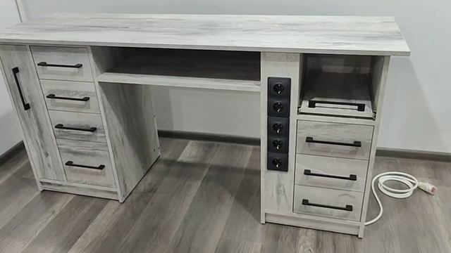 Большой угловой маникюрный стол и прямой стол.