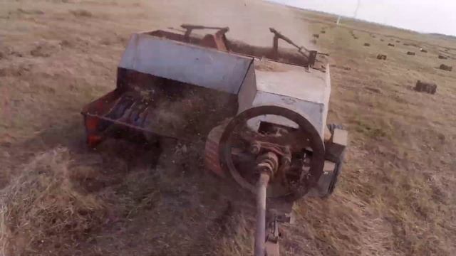 Пресс подборщик Киргизстан в работе.