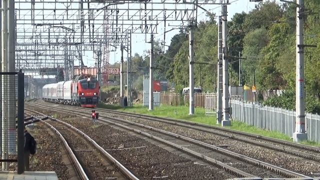 Люди перебегают перед поездом! Электровозы ЭП20-075 и ЭП20-043 с пассажирскими поездами