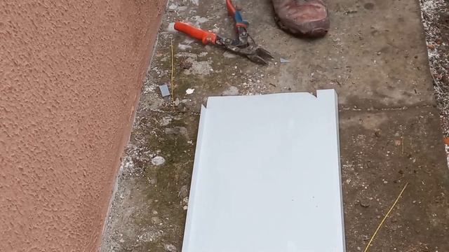Установка оконных отливов.Подрезка монтаж отливов как это делаю Я