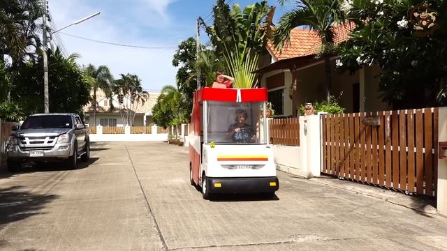 Манкиту играют в полицию, погоню за красной машинкой. Pretend Play