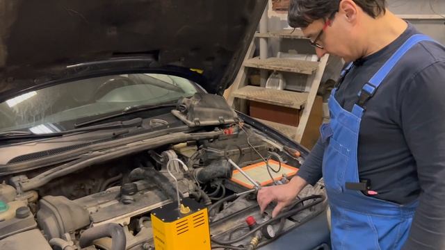 Поиск утечки воздуха в моторе Вольво с помощью дымогенератора.