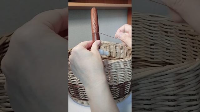 Ручка корзины. Плетение из бумажной лозы.
