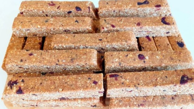 Батончики с овсянкой, орехами и сухофруктами. Мюсли гранола в батончиках.