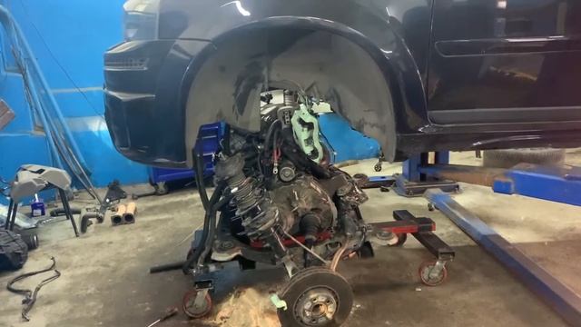 Демонтаж мотора V8 с акпп на Вольво хс90 4,4.