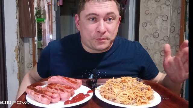 мукбанг/обжор/салат с морковкой корейской,запечённые сосиски/