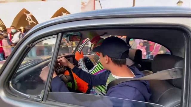 Веселый уличный исполнитель в Мексике - Karcocha