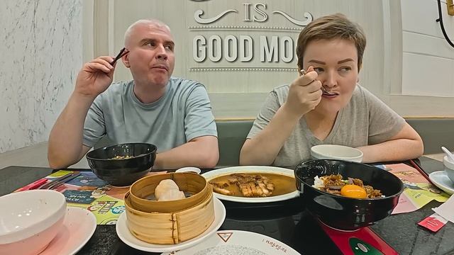 Мукбанг ОБНИЩАЛИСЬ на отдыхе в Таиланде! На РЕСТОРАН денег нет, шляемся по ЗАБЕГАЛОВКАМ. Ужин