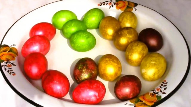 Как покрасить яйца перламутровыми красками