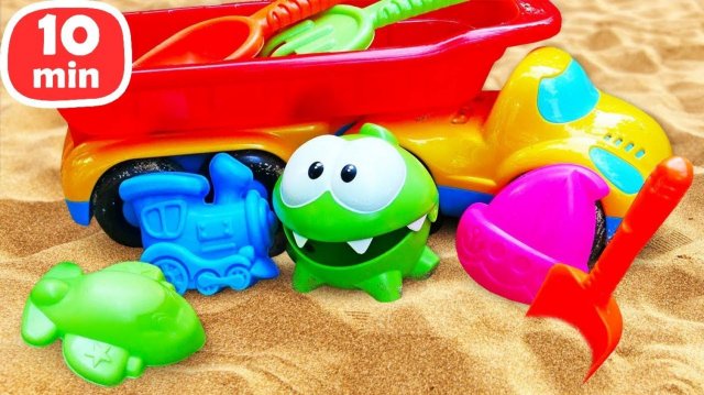 ️ Ам Ням и машинки строят бассейн и лепят куличики! Игры в игрушки Грузовичок Лева в песочнице