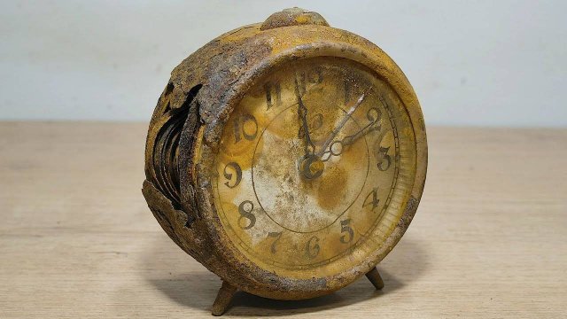 РЕСТАВРАЦИЯ ОЧЕНЬ СТАРОГО РЖАВОГО БУДИЛЬНИКА, построенного в 1950 году Удивительное восстановление