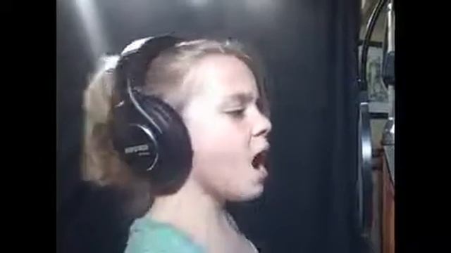 девочка красиво поет