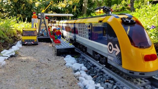 LEGO Пассажирский поезд - В саду на пути к новой железнодорожной станции для детей