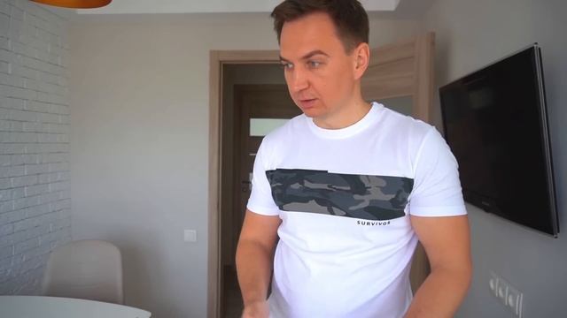 Марк ищет новые машины в яйцах-сюрпризах