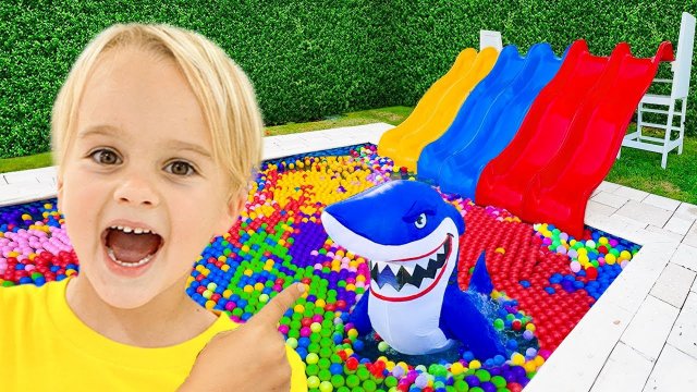 Крис нашел акулу в бассейне! Видео для детей.