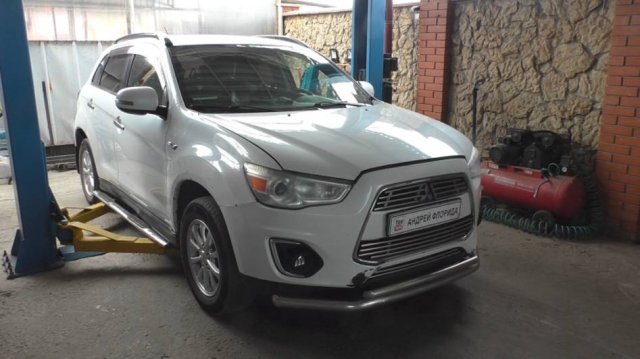 Как заменить передние тормозные колодки на Mitsubishi ASX Мицубиси АСХ 1,8 2013 года