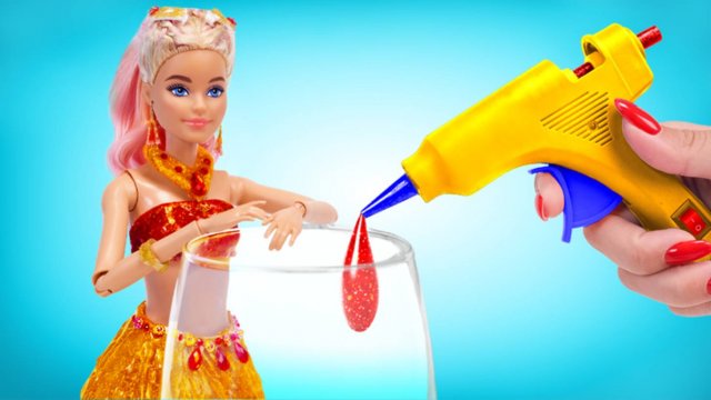 Как быстро сделать красивый кукольный наряд из горячего клея! 💃🔥