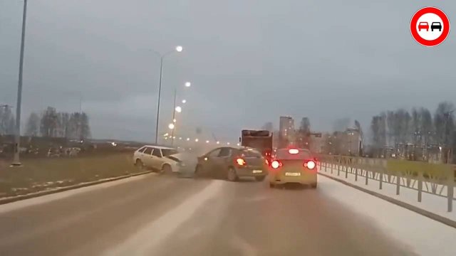 Жесть! Аварии и ДТП спровоцированные безумными водителями, из за которых пострадали невиновные.