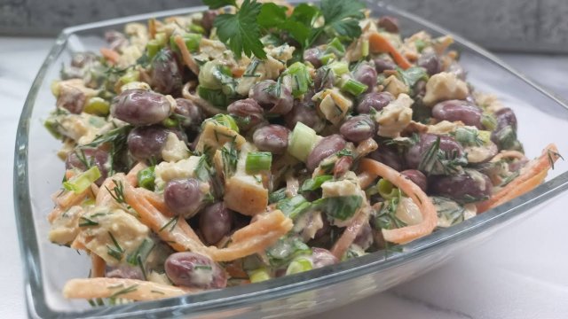 Салат с курицей, фасолью и корейской морковью