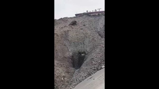 Строительство, разгрузка баржи