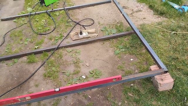 много сварки и болгарки строим сарай навес и так далее из профтрубы