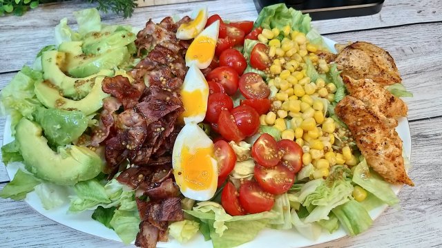 Самый популярный американский салат Кобб идеальное сочетание вкусов.