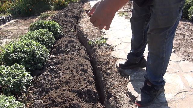 КАК КОПАТЬ УЗКУЮ ТРАНШЕЮ ? ПРИСПОСОБЛЕНИЕ ДЛЯ КОПКИ УЗКИХ ТРАНШЕЙ .Металлолом в дело.