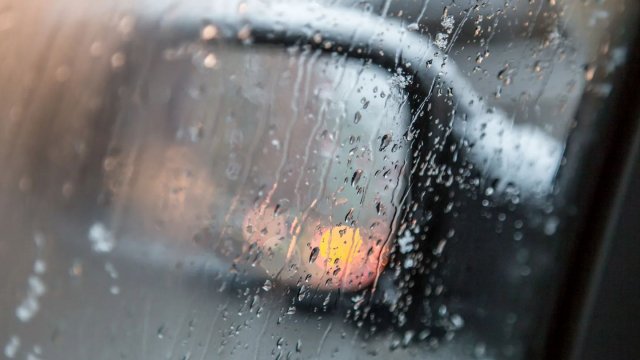 Эксперт рассказал, как предотвратить запотевание стекол в авто