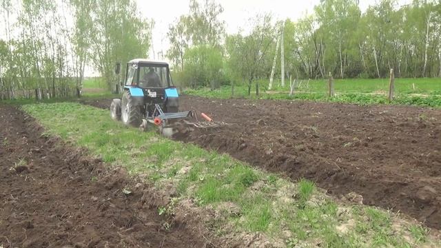 МТЗ 82 в работе Весенняя вспашка