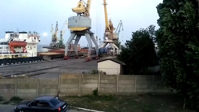 Погрузка зерна в порту.