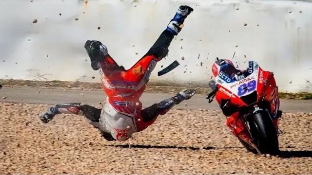 Мото гонки, опасные повороты. Crash & Action 