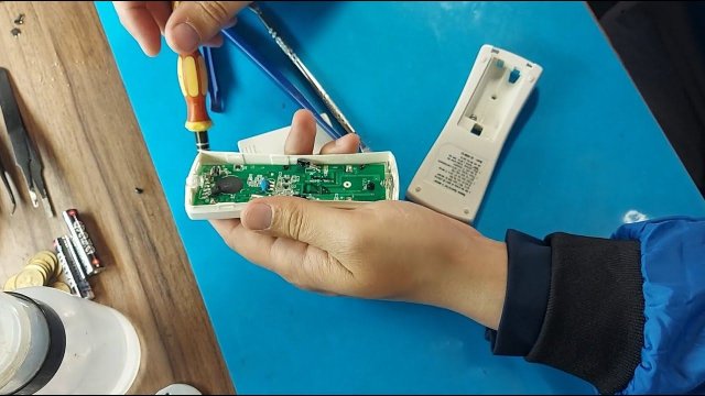 Ремонт пульта управления с сплит системы. Потекли солевые батарейки.