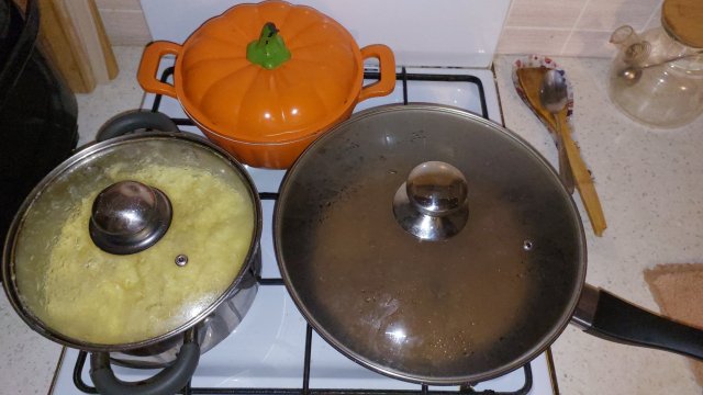 готовлю тыквенный суп и картофельное пюре с говядиной