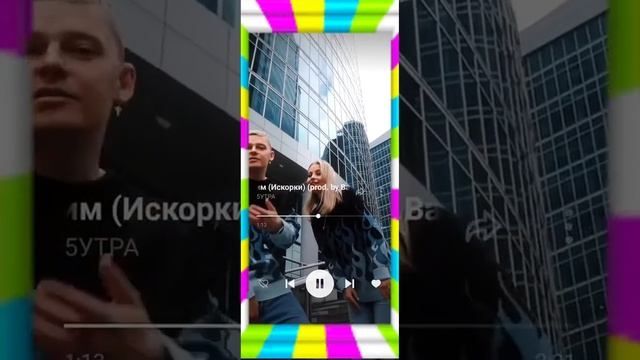 За окном девочка в бежевом платьице.