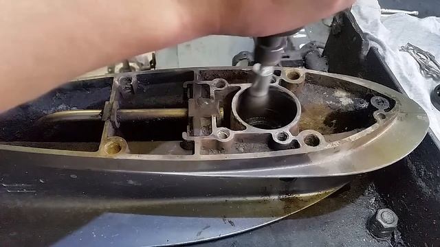 Разборка редуктора лодочного мотора YAMAHA30DEM. Замена сальников и подшипников.