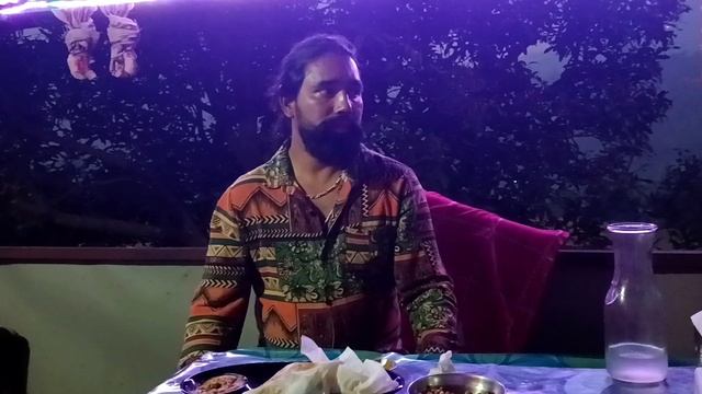 Его Семья Никогда Не Узнает об Этом. Но Местные Всё Видят!