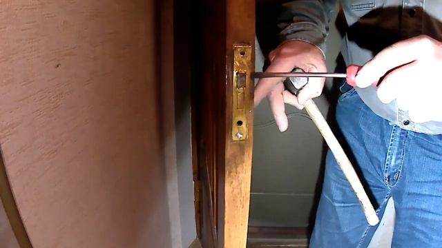 Как вытащить врезной замок с личинкой из двери.? Ключ заклинил !