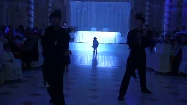 Зажигательная лезгинка, популярный танец народов Кавказа.