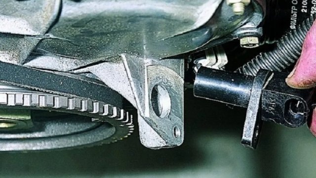 Замена Датчика коленвала!! Одна из причин нестабильности авто!