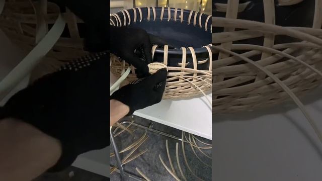 Крепим шильдик на кашпо из ротанга