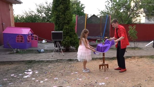 VLOG День Рождения Алисы 7 лет. Часть 3. Фокусник. Пиньята. Бумажная дискотека. Лотерея