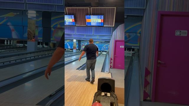 Как правильно играть в боулинг)))