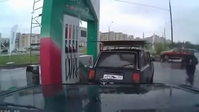 Бензин + танец, все включено.