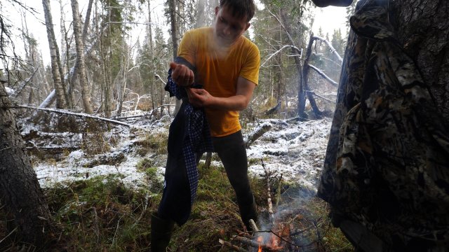 Ошибка,которая может стоить жизни. Выпал из лодки поздней осенью. Сушусь у костра.