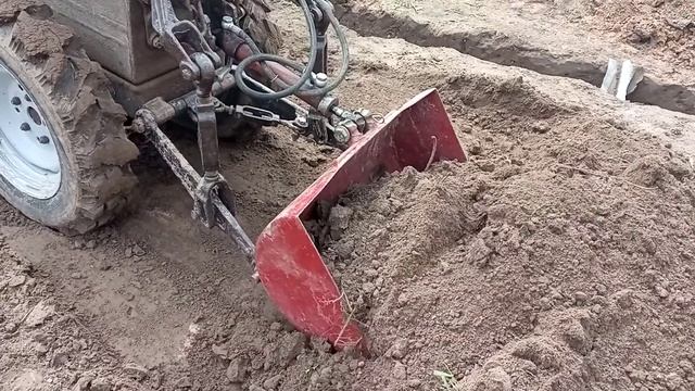Проверяем в работе ковш на самодельном мини тракторе на задней навеске