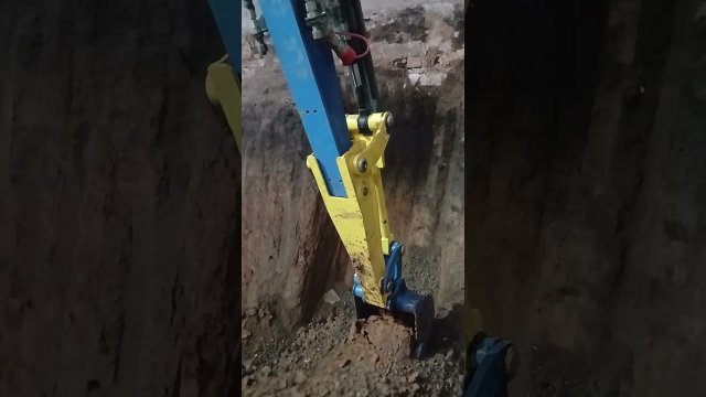 подкоп под фундамент для выкладки опорных столбов