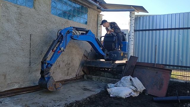 Заезд мини экскаватора Rippa в калитку 95см