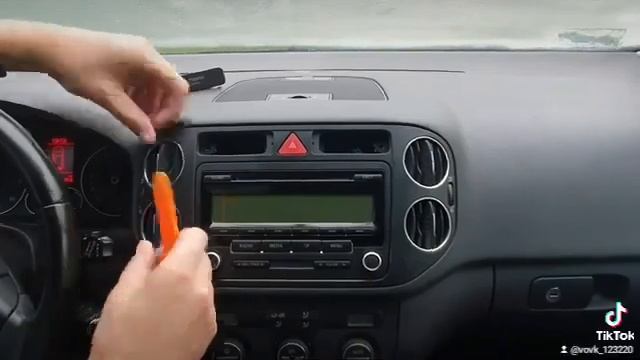 как снять магнитолу фольцваген гольф плюс