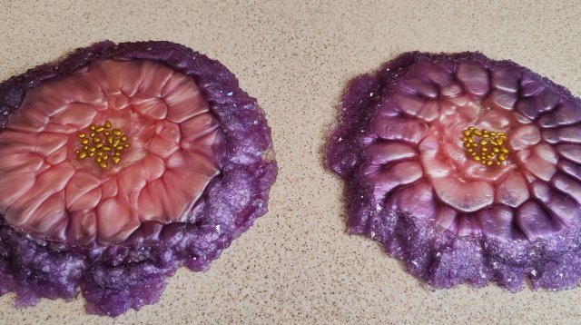 Подстаканники в одной техните, но на разной эпоксидной смоле