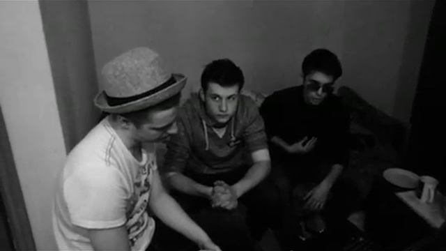 Три парня офигенно поют))классная песня))ааа